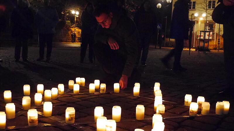 Bürgermeister Jan Marberg legt zum Gedenken an die ermordeten Brückenauer Juden einen Stein auf dem Davidstern nieder.