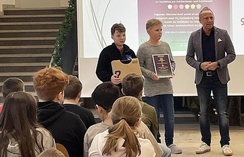 Nicolas Grau (von links), Sebastian Lalla, 6a, Staatsminister Thorsten Glauber.