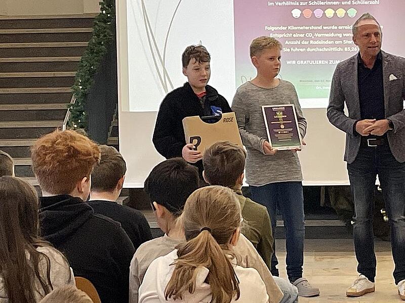 Nicolas Grau (von links), Sebastian Lalla, 6a, Staatsminister Thorsten Glauber.