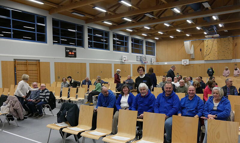 Die ersten Zuschauer sind eingetroffen.