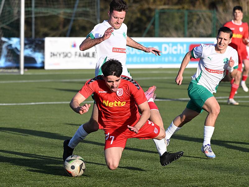 Sport Fu&szlig;ball Saison 2025 / 2026 Bayernliga Nord  29. Spiel am Freitag  24.04.2026 Spielort  Sportpark Am Weinberg Neudrossenfeld Kunstrasenplatz  Spielbeginn 19.00 h  TSV Neudrossenfeld  gegen SSV Jahn Regensburg II (U21) Halbzeitergebnis Lenny Sch&ouml;n #