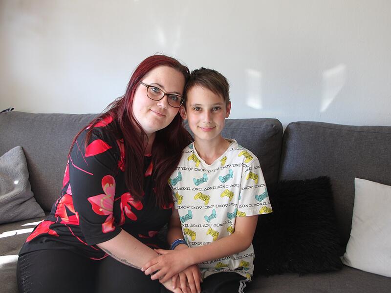 Iris Kerezovic und ihr Sohn Damian in ihrer M&uuml;nnerst&auml;dter Wohnung.