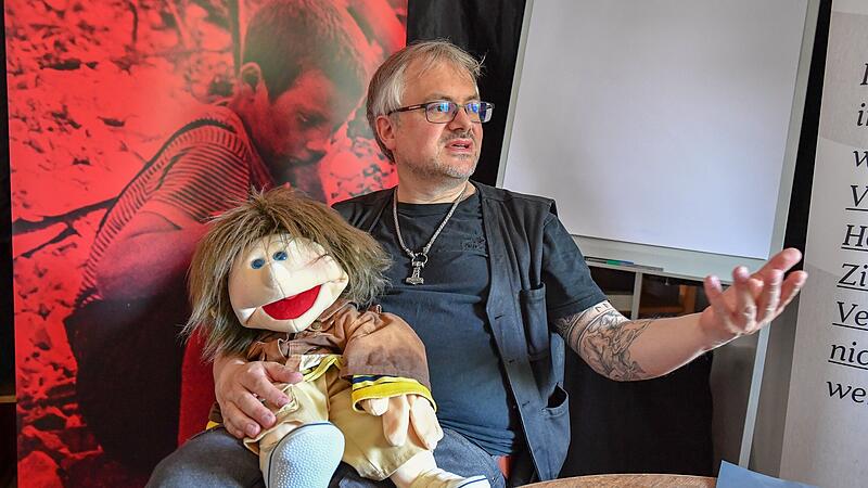 Theaterp&auml;dagoge Dirk Bayer und seine Handpuppe Molto.