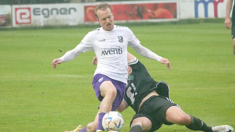 Marc Reischmann (l.)  wird von einem Ammethaler Verteidiger auf dem Weg zum Tor gefoult.