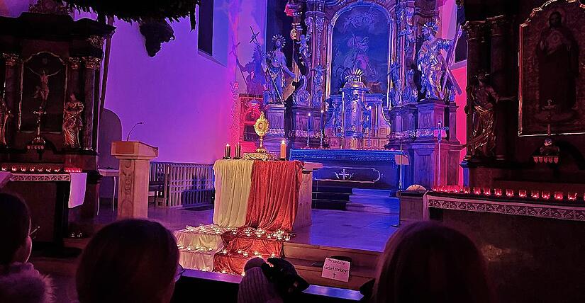 Die Besucherinnen und Besucher in der Stadtpfarrkirche werden von einer besonderen Lichtstimmung empfangen. Die Besucherinnen und Besucher in der Stadtpfarrkirche werden von einer besonderen Lichtstimmung empfangen.