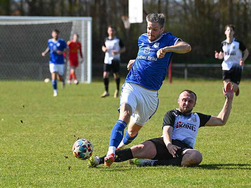 Ralph Thomann (r.) und der FC Sand haben vergangenes Wochenende mit 3:1 beim TSV M&uuml;nnerstadt um Simon Snaschel gewonnen.