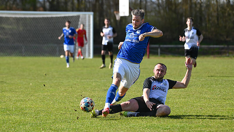 Ralph Thomann (r.) und der FC Sand haben vergangenes Wochenende mit 3:1 beim TSV Münnerstadt um Simon Snaschel gewonnen. Ralph Thomann (r.) und der FC Sand haben vergangenes Wochenende mit 3:1 beim TSV Münnerstadt um Simon Snaschel gewonnen.