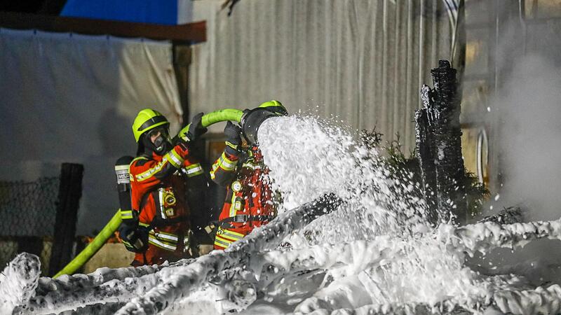 Insgesamt sechs Feuerwehren r&uuml;ckten am Sonntagabend in den Ort Obertaschendorf (Landkreis Neustadt an der Aisch-Bad Windsheim) aus.