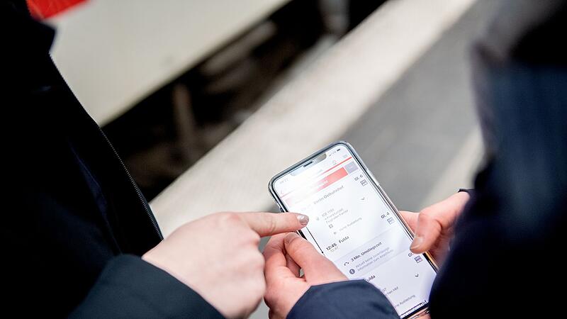 Zwei Personen bedienen die DB-App