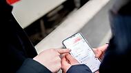 Zwei Personen bedienen die DB-App
