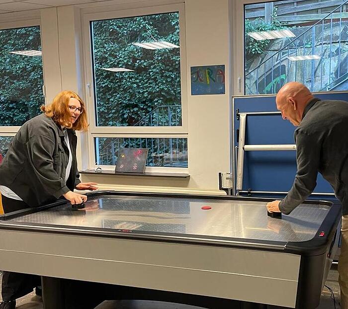 Jana Müller und Ernst J. Richter am Airhockey-Tisch Jana Müller und Ernst J. Richter am Airhockey-Tisch