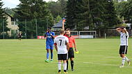 Schiedsrichter Karl-Heinz Kratz zeigt Gelb-Rot gegen Wimmelbachs Nicolas Keiner, weil der während eines Spielerwechsels einen Einwurf ausführte.