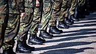 Soldaten der Bundeswehr stehen auf dem Appellplatz