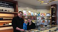 Das neue Trio hinterm Verkaufstresen: Michael Schicker mit Sohn Lyno und seiner Verlobten Bianca Schindhelm. Der Bäcker hat das Familienunternehmen Süßenguth gekauft und will mit Altbewährtem und neuen Ideen Kundschaft anlocken.