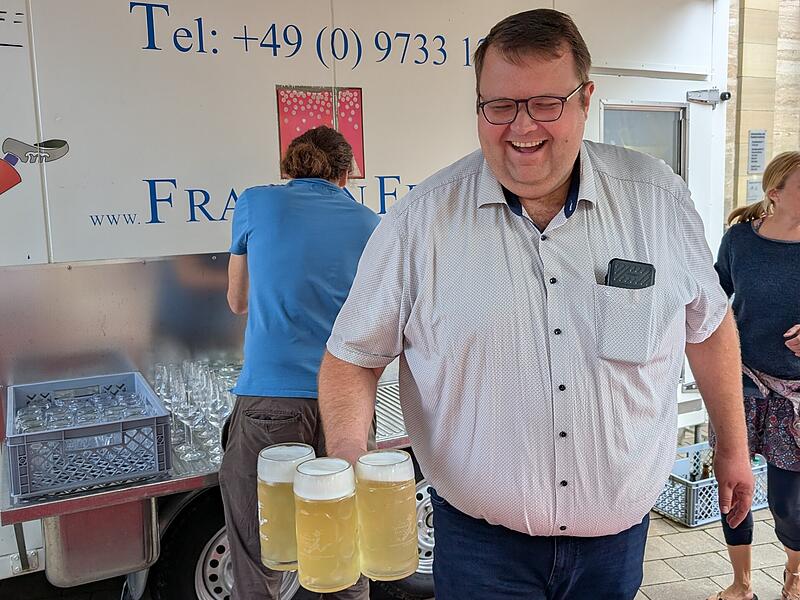 Stadtfest Musik und Märkte in Münnerstadt 2025Stadtfest Musik und Märkte 2025 in Münnerstadt 2. Bürgermeister Andreas Trägner (FW) am Ausschank