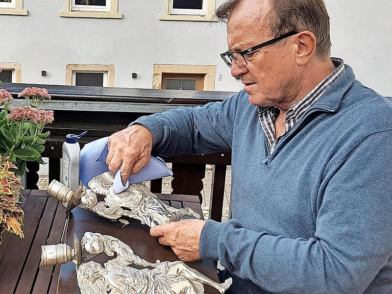 Mit ein wenig Silberputzmittel bringt Oswald Purucker die Engel-Leuchter wieder zum Strahlen.