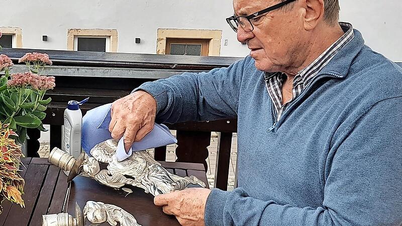Mit ein wenig Silberputzmittel bringt Oswald Purucker die Engel-Leuchter wieder zum Strahlen.