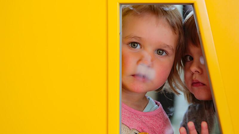 Die beiden Krippenkinder aus Leutenbach genie&szlig;en ein Privileg: professionell betreut zu werden. Allein in diesem Jahr fehlen Hunderte Pl&auml;tze im Landkreis Forchheim, vor allem bei den Unter-Dreij&auml;hrigen.Forchheim & Fr&auml;nkische Schweiz