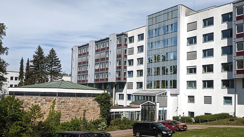 Mitarbeiter-Wohnhaus am St.-Elisabeth-Krankenhaus Am Standort der heutigen Krankenhaus-Kapelle (links) soll künftig parallel zum Haupthaus das fünfgeschossige Mitarbeiter-Wohnhaus stehen.