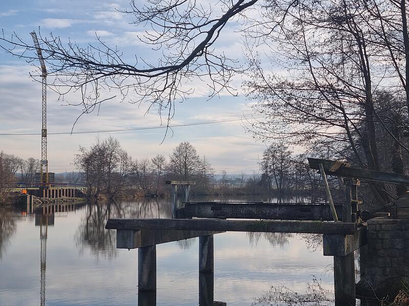 In der N&auml;he des Wasserrads bei Hausen wird die Br&uuml;cke f&uuml;r Radfahrer aktuell schon gebaut.