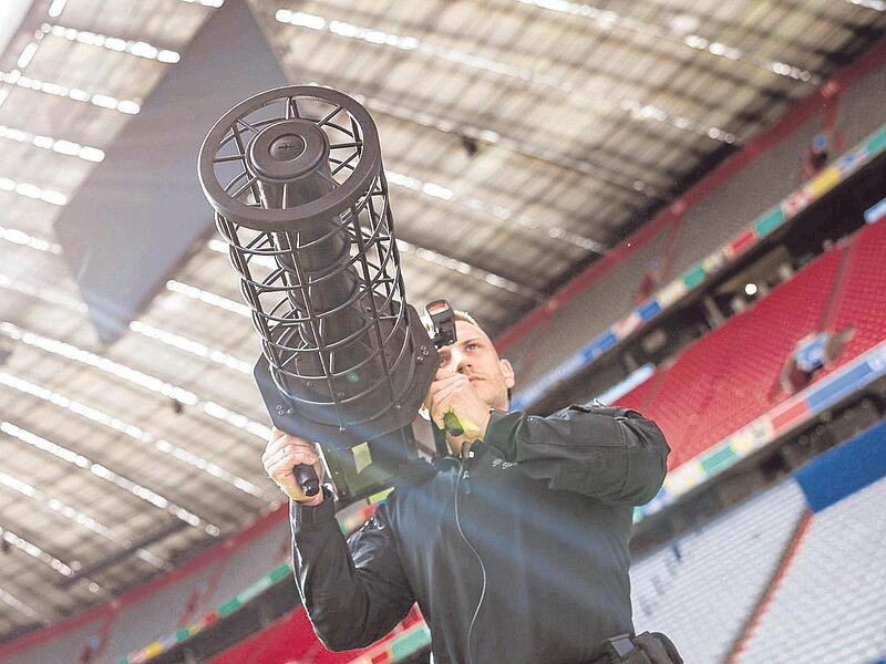 Mithilfe eines sogenannten Jammers lässt sich die Kontrolle über eine eindringende Drohne übernehmen, sodass sie zur Landung gezwungen werden kann. Im Bild: eine Demonstration der Polizei. Mithilfe eines sogenannten Jammers lässt sich die Kontrolle über eine eindringende Drohne übernehmen, sodass sie zur Landung gezwungen werden kann. Im Bild: eine Demonstration der Polizei.