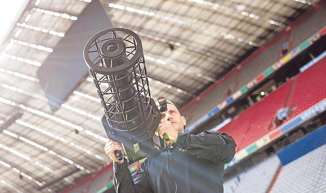 Mithilfe eines sogenannten Jammers lässt sich die Kontrolle über eine eindringende Drohne übernehmen, sodass sie zur Landung gezwungen werden kann. Im Bild: eine Demonstration der Polizei.
