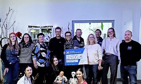 Der Theater- und Kulturverein Zapfendorf hat den Erlös in Höhe von 2500 Euro aus seinen Vorstellungen an das Kinderhospiz Bamberg gespendet. Der Theater- und Kulturverein Zapfendorf hat den Erlös in Höhe von 2500 Euro aus seinen Vorstellungen an das Kinderhospiz Bamberg gespendet.