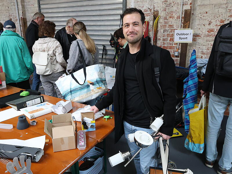 Nikolay hat eine Deckenleuchte und Bilderrahmen entdeckt.