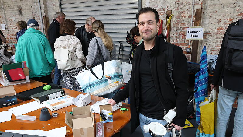 Nikolay hat eine Deckenleuchte und Bilderrahmen entdeckt.