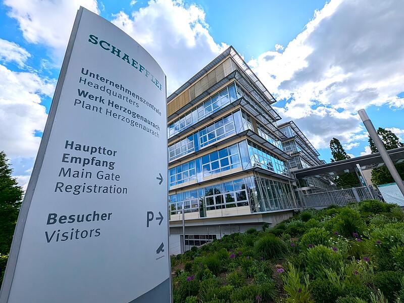 Schaeffler legt Halbjahreszahlen 2026 vor Schaeffler wächst und baut trotzdem weiter Stellen ab. Der Hauptstandort trägt die Hauptlast des Umbaus, profitiert aber auch am stärksten vom Aufbruch in neue Märkte wie Robotik und Rüstung. Was die Halbjahreszahlen des Herzogenauracher Konzerns für Franken bedeuten.