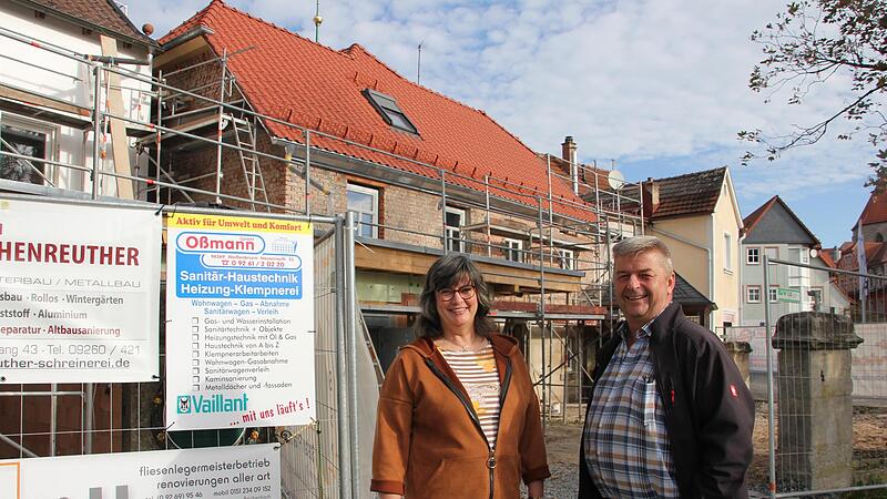 Die Generalsanierung ist im vollen Gange. Stefan Pfadenhauer und Dagmar Gronau eröffnen bald ihr „Kroniche Stadtgarten-Kaffee“. Die Generalsanierung ist im vollen Gange. Stefan Pfadenhauer und Dagmar Gronau eröffnen bald ihr „Kroniche Stadtgarten-Kaffee“.