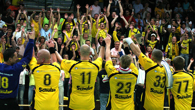 Die Mannschaft des HSC Coburg bejubelt den Aufstieg in die 2. Bundesliga 2007 mit ihren Fans.