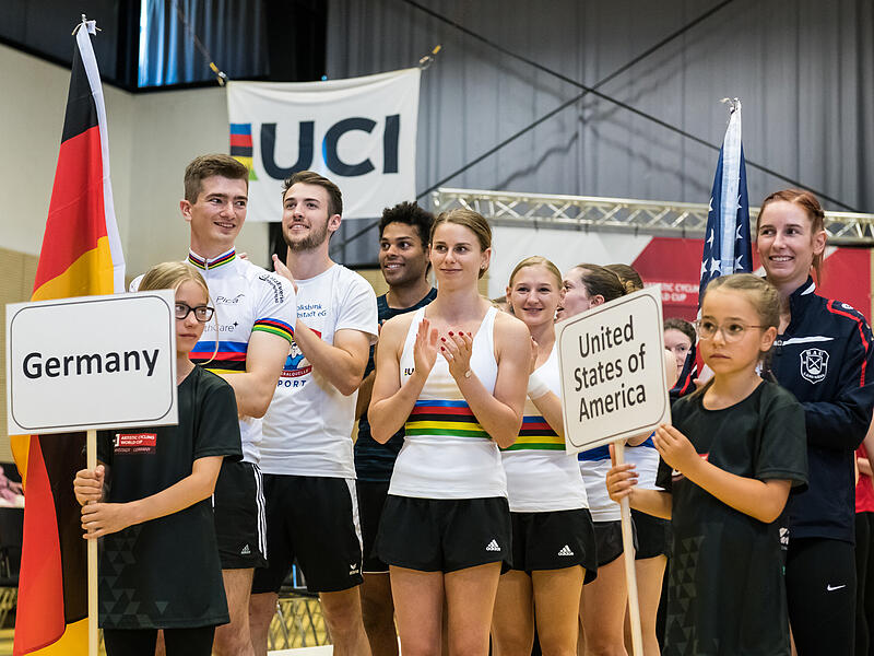 Los ging es f&uuml;r die Sportler aus 13 L&auml;ndern bereits um 14 Uhr mit der Er&ouml;ffnungsfeier. Schon 250 Zuschauer waren da in der Halle.