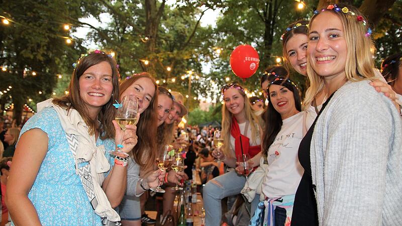 Pia Schmidt (rechts) aus dem Altmühltal hat mit ihren Freundinnen einen Mädels-Ausflug zum 73. Fränkischen Weinfest nach Volkach gemacht. ng am Weinfestplatz bezeichneten die feierwütigen jungen Damen als "megageil.” Pia Schmidt (rechts) aus dem Altmühltal hat mit ihren Freundinnen einen Mädels-Ausflug zum 73. Fränkischen Weinfest nach Volkach gemacht. ng am Weinfestplatz bezeichneten die feierwütigen jungen Damen als "megageil.”