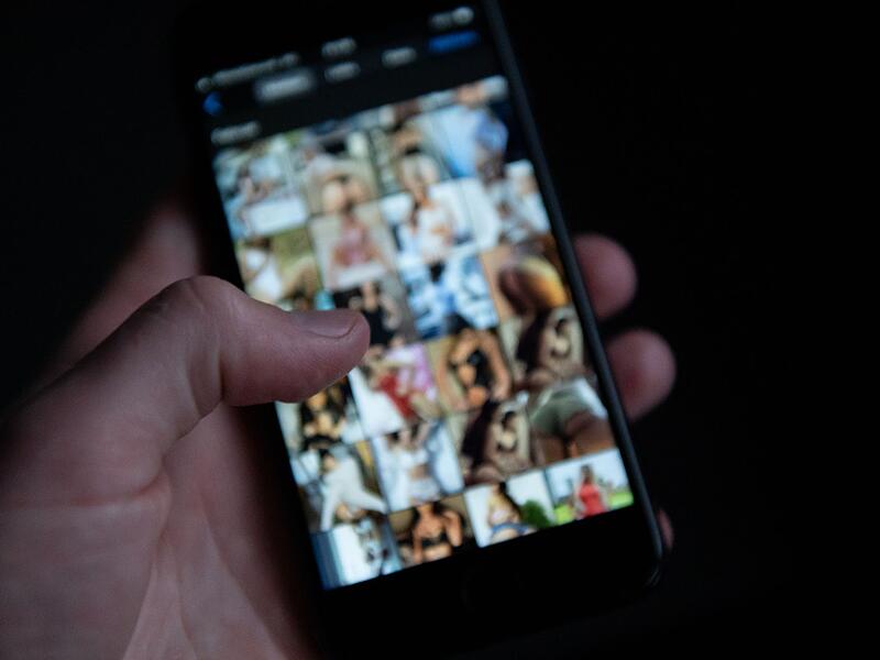 Pornografische Bilder auf einem Smartphone