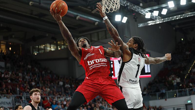 Der Bamberger Aufbauspieler Patrick Miller setzt sich unter dem Korb gegen Ahmed Hill durch und erzielt zwei seiner 26 Punkte.