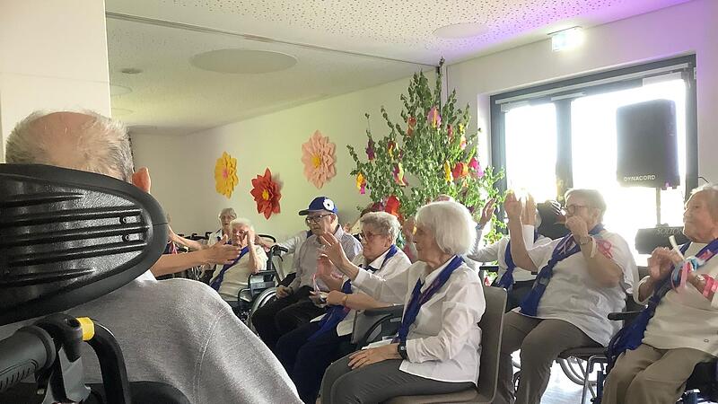 Die Sitztanzgruppe zeigte ihr Können vor dem Maibaum bei zackiger Musik und schöner Choreografie.