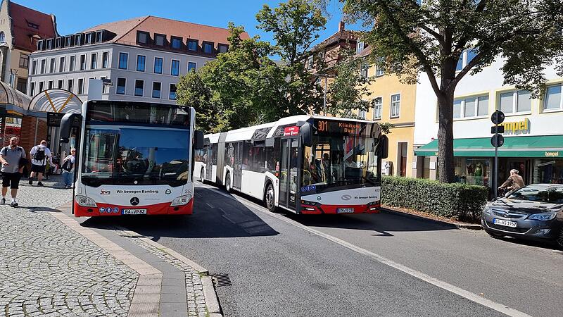 Ein Bus der Stadtwerke (l.) neben einem einfahrenden gecharterten Bus.