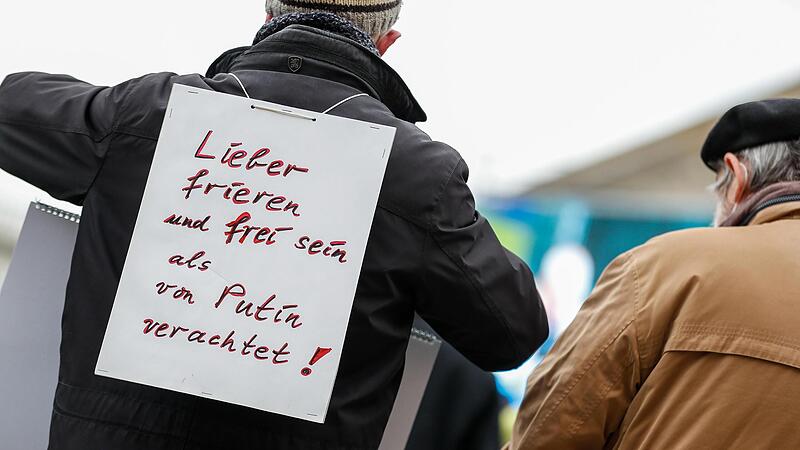 Ein Mann spricht sich f&uuml;r einen Importstopp f&uuml;r russisches &Ouml;l und Gas aus. Zu einem solchen Vorgehen herrschen unter den  EU-Mitgliedsstaaten unterschiedliche Meinungen.