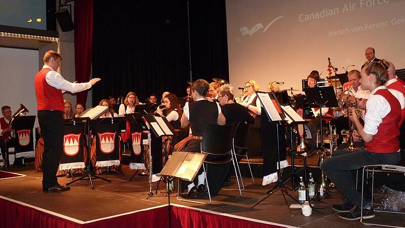 Die H&ouml;chstadter Stadtkapelle begeisterte beim Fr&uuml;hlingskonzert mit ihrem Dirigenten Florian Zeh.