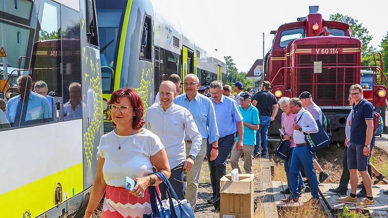 Die Teilnehmer der Podiumsdiskussion auf dem Weg zum Agilis-Zug, der ausnahmsweise anstelle der Dampfbahn nach Behringersm&uuml;hle fuhr.Forchheim & Fr&auml;nkische Schweiz