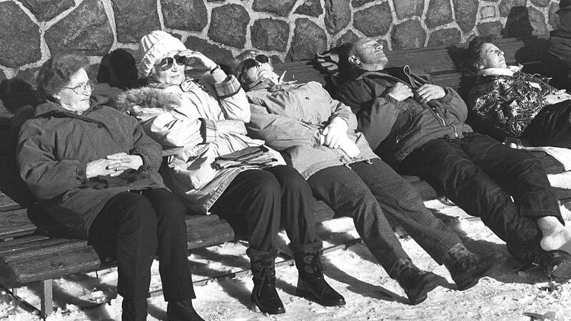 Ein Bild, das so immer wieder geschossen wurde. Sonnenanbeter auf der Bank vor der Hütte im Jahr 1998. Ein Bild, das so immer wieder geschossen wurde. Sonnenanbeter auf der Bank vor der Hütte im Jahr 1998.