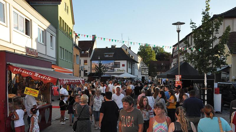 Für die Italienische Nacht am 28. Juni 2019 war die Hofheimer Hauptstraße mit Bannern geschmückt.