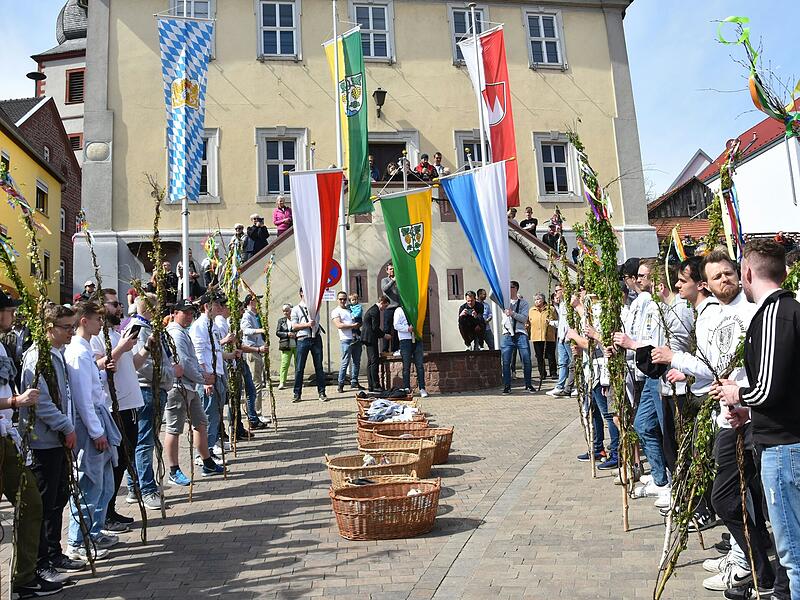 Beim Remlinger Eierlauf ziehen die jungen Burschen vom Schafstallvors Rathaus. Dann geht's weiter zum Wettkampf auf dem Sportplatz (Archivbild).