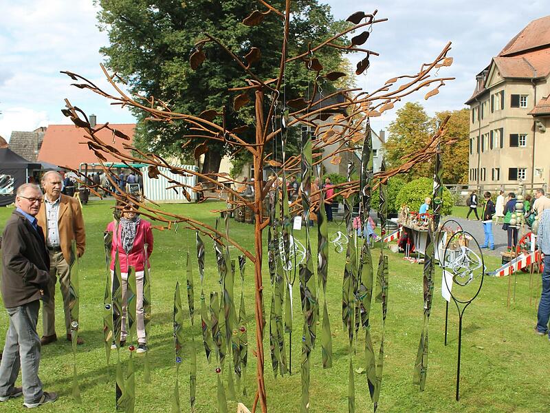 Der Herbstmarkt des Heimatvereins lockt jedes Jahr viele Besucherinnen und Besucher in den Schlosspark in Rüdenhausen (Lkr. Kitzingen). Der Herbstmarkt des Heimatvereins lockt jedes Jahr viele Besucherinnen und Besucher in den Schlosspark in Rüdenhausen (Lkr. Kitzingen).