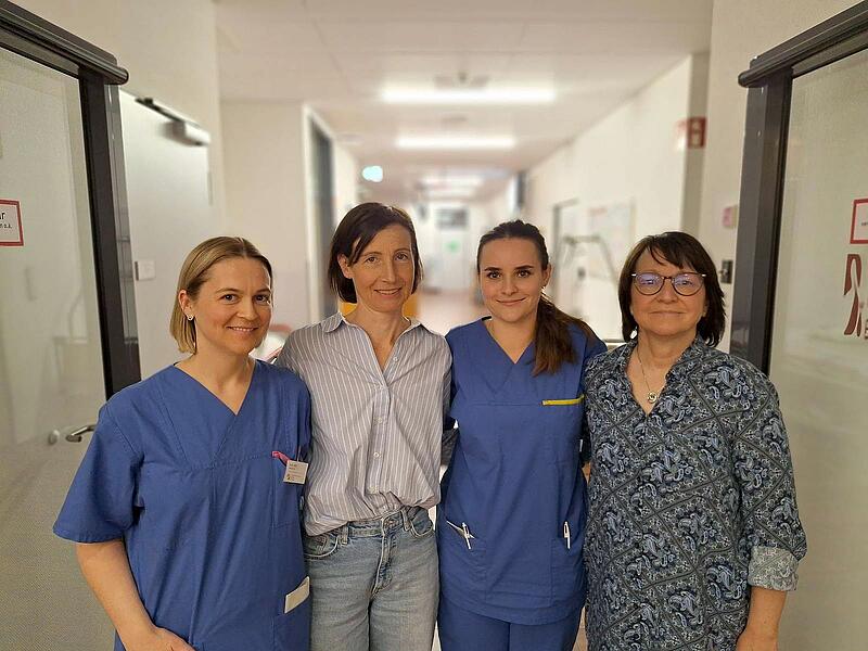 Die Bamberger Beleghebammen Ruth Neff, Silke Walter, Judith G&uuml;tlein und Jutta Banik (von links) kritisieren das neue Hebammenhilfegesetz.