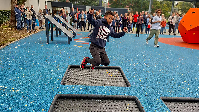 Jugendliche probieren beim Tag der offenen Tür im neuen Outdoor-Sportpark des MTV 1882 Bamberg den Ninja-Parcour aus.