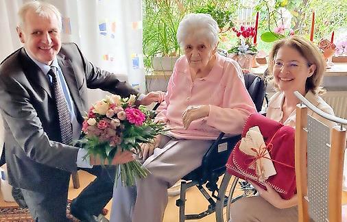 Barbara Wichert hat ihren Jubeltag und die Gratulationen – u. a. von stellvertretendem Landrat Bruno Kellner und Hirschaids zweiter Bürgermeisterin Elke Eberl – sehr genossen. Barbara Wichert hat ihren Jubeltag und die Gratulationen – u. a. von stellvertretendem Landrat Bruno Kellner und Hirschaids zweiter Bürgermeisterin Elke Eberl – sehr genossen.
