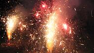 Feuerwerk zu Silvester in Lonnerstadt soll eingeschränkt werden. Ein Silvesterfeuerwerk in Erlangen-Höchstadt. Mit einem zentralen Feuerwerk will die Feuerwehr in Etzelskirchen zum Jahresende 2025 erstmals erreichen, dass weniger Bewohner privat Feuerwerkskörper abschießen.