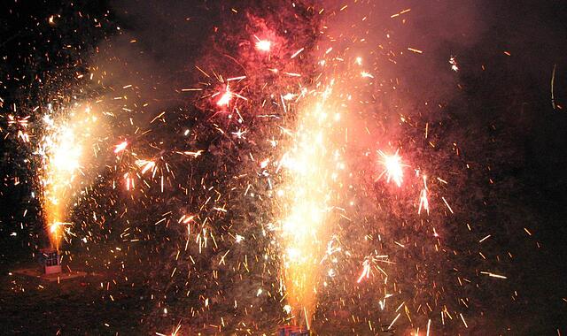 Ein Silvesterfeuerwerk in Erlangen-H&ouml;chstadt. Mit einem zentralen Feuerwerk will die Feuerwehr in Etzelskirchen zum Jahresende 2025 erstmals erreichen, dass weniger Bewohner privat Feuerwerksk&ouml;rper abschie&szlig;en.